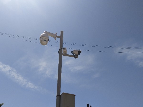 道路視頻監(jiān)控下的這一幕，讓人笑著笑著就哭了