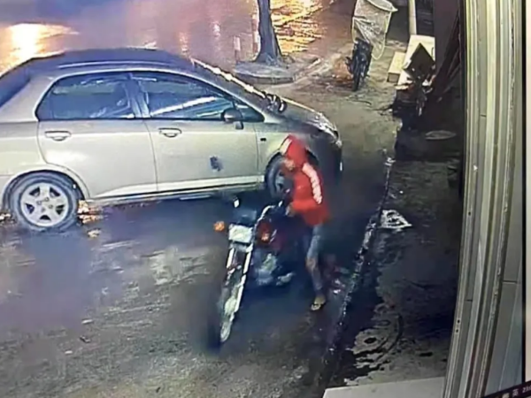 男子偷車全過程被路邊視頻監(jiān)控系統(tǒng)拍下，防盜意識還是要加強啊