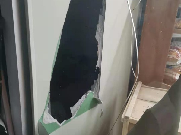 小偷砸開(kāi)石膏墻鉆進(jìn)店里偷竊，多虧有AI智能視頻監(jiān)控系統(tǒng)！